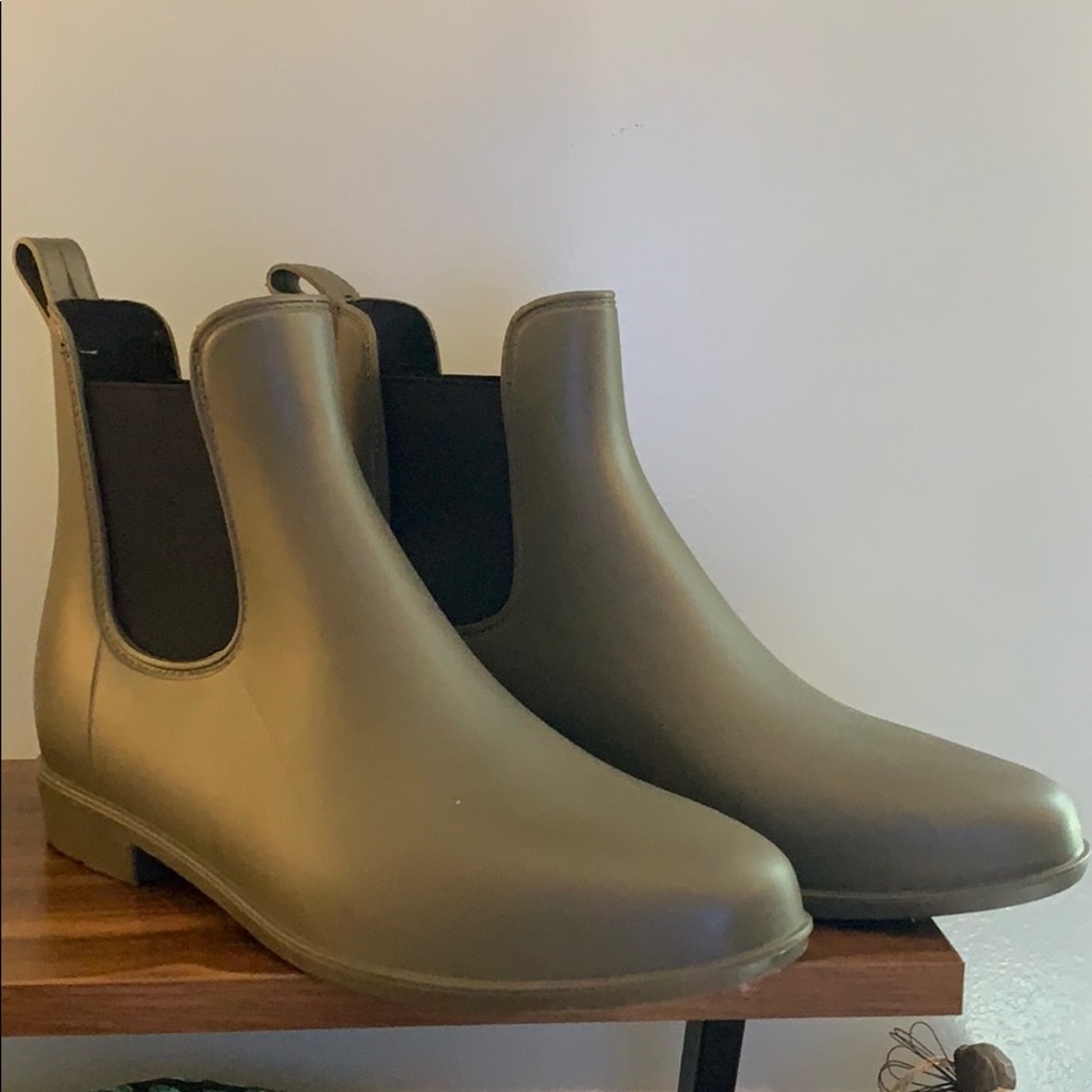Green ankle boots (brand new)